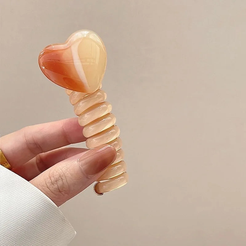 Accessoire en spirale pour cheveux : la petite touche qui embellit instantanément vos coiffures.