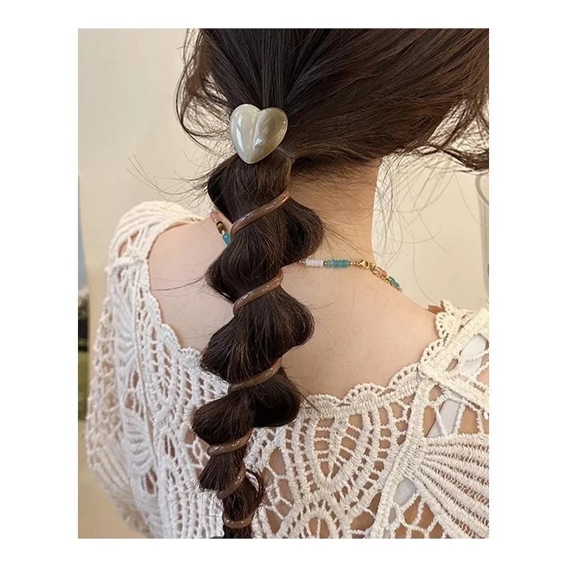 Accessoire en spirale pour cheveux : la petite touche qui embellit instantanément vos coiffures.