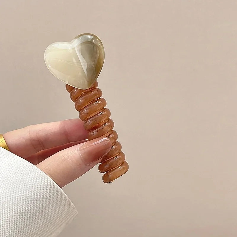 Accessoire en spirale pour cheveux : la petite touche qui embellit instantanément vos coiffures.